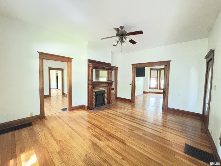 400 OAKLAND Avenue, Carbondale, Illinois 62901, 4 Bedrooms Bedrooms, 0 ,1 BathroomBathrooms,Residential,For Sale,OAKLAND,0,RMAEB459220