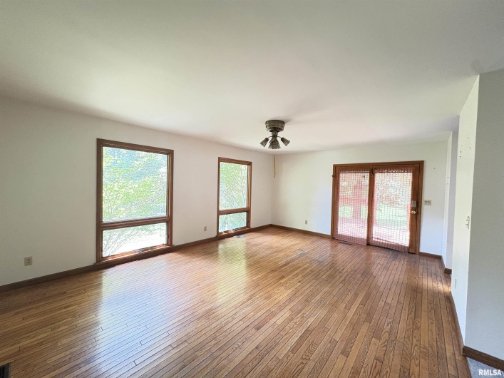 400 OAKLAND Avenue, Carbondale, Illinois 62901, 4 Bedrooms Bedrooms, 0 ,1 BathroomBathrooms,Residential,For Sale,OAKLAND,0,RMAEB459220