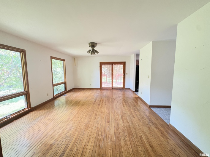 400 OAKLAND Avenue, Carbondale, Illinois 62901, 4 Bedrooms Bedrooms, 0 ,1 BathroomBathrooms,Residential,For Sale,OAKLAND,0,RMAEB459220