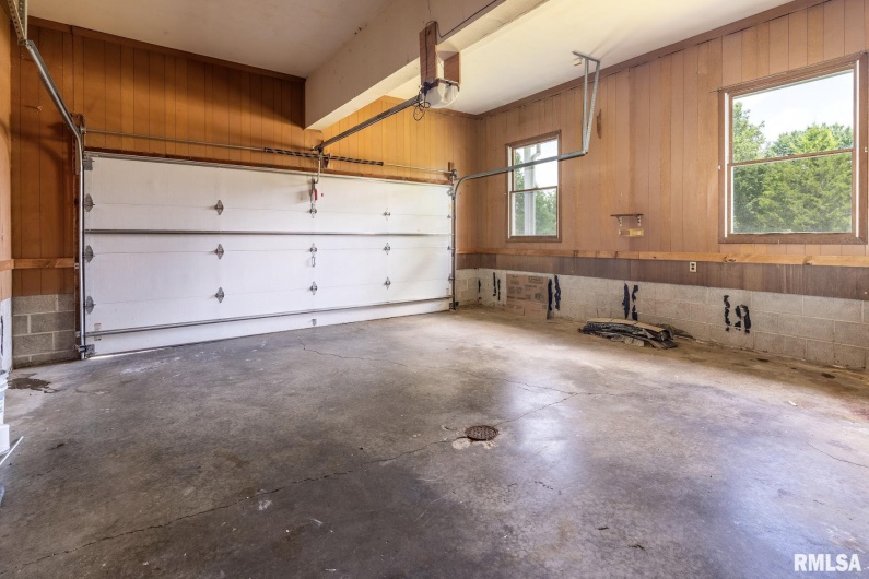 39 Butternut Hill Drive, Carbondale, Illinois 62903, 5 Bedrooms Bedrooms, 0 ,3 BathroomsBathrooms,Residential,For Sale,Butternut Hill,0,RMAEB459221