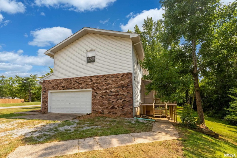 39 Butternut Hill Drive, Carbondale, Illinois 62903, 5 Bedrooms Bedrooms, 0 ,3 BathroomsBathrooms,Residential,For Sale,Butternut Hill,0,RMAEB459221