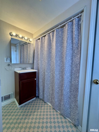 215 JACKSON Street, Harrisburg, Illinois 62946, 3 Bedrooms Bedrooms, 0 ,1 BathroomBathrooms,Residential,For Sale,JACKSON,0,RMAEB458799