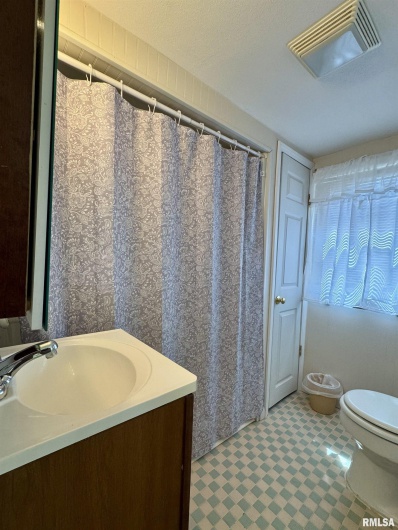 215 JACKSON Street, Harrisburg, Illinois 62946, 3 Bedrooms Bedrooms, 0 ,1 BathroomBathrooms,Residential,For Sale,JACKSON,0,RMAEB458799