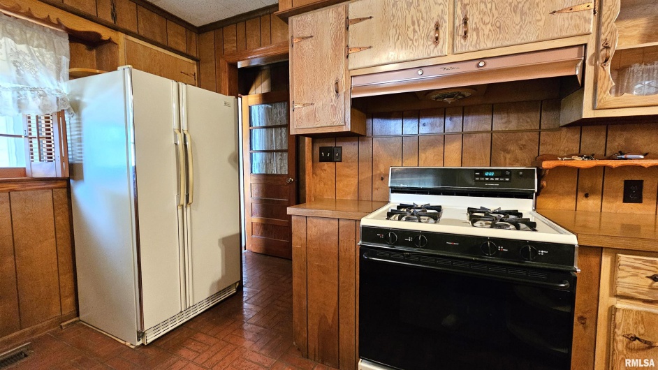 110 7TH Street, Johnston City, Illinois 62951, 2 Bedrooms Bedrooms, 0 ,1 BathroomBathrooms,Residential,For Sale,7TH,0,RMAEB459226