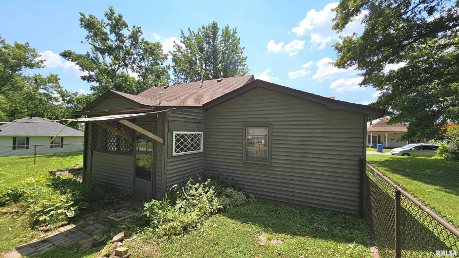 110 7TH Street, Johnston City, Illinois 62951, 2 Bedrooms Bedrooms, 0 ,1 BathroomBathrooms,Residential,For Sale,7TH,0,RMAEB459226