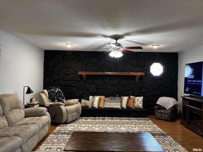 403 Shannon Avenue, Energy, Illinois 62933, 3 Bedrooms Bedrooms, 0 ,2 BathroomsBathrooms,Residential,For Sale,Shannon,0,RMAEB459229