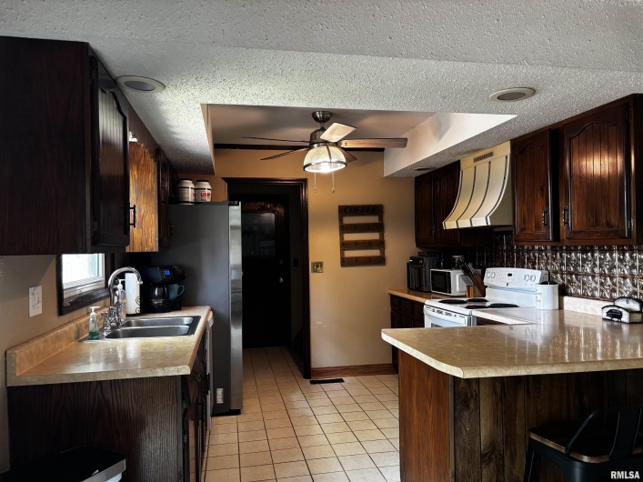 403 Shannon Avenue, Energy, Illinois 62933, 3 Bedrooms Bedrooms, 0 ,2 BathroomsBathrooms,Residential,For Sale,Shannon,0,RMAEB459229