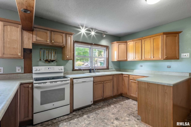 1205 Mayor Caliper Drive, Carterville, Illinois 62918, 3 Bedrooms Bedrooms, 0 ,2 BathroomsBathrooms,Residential,For Sale,Mayor Caliper,0,RMAQC4266291