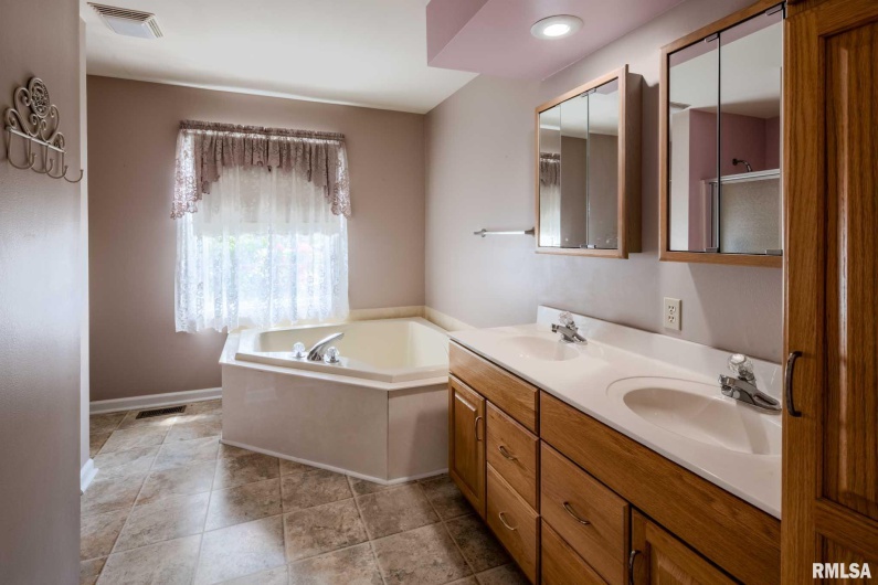 304 Bogie Drive, Herrin, Illinois 62948, 3 Bedrooms Bedrooms, 0 ,2 BathroomsBathrooms,Residential,For Sale,Bogie,0,RMAQC4266318