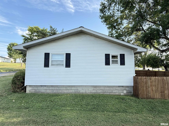 25 MICHIGAN Street, Harrisburg, Illinois 62946, 2 Bedrooms Bedrooms, 0 ,2 BathroomsBathrooms,Residential,For Sale,MICHIGAN,0,RMAEB459245