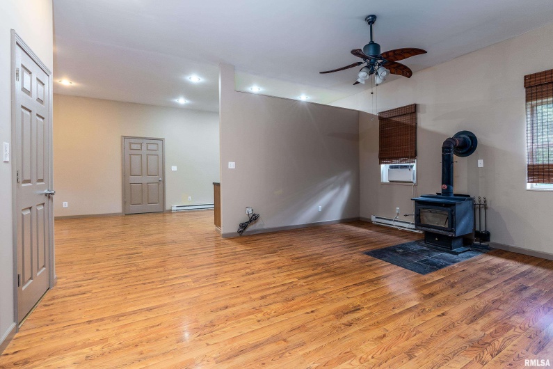 2 Jungle Road, Murphysboro, Illinois 62966, 2 Bedrooms Bedrooms, 0 ,1 BathroomBathrooms,Residential,For Sale,Jungle,0,RMAEB459253
