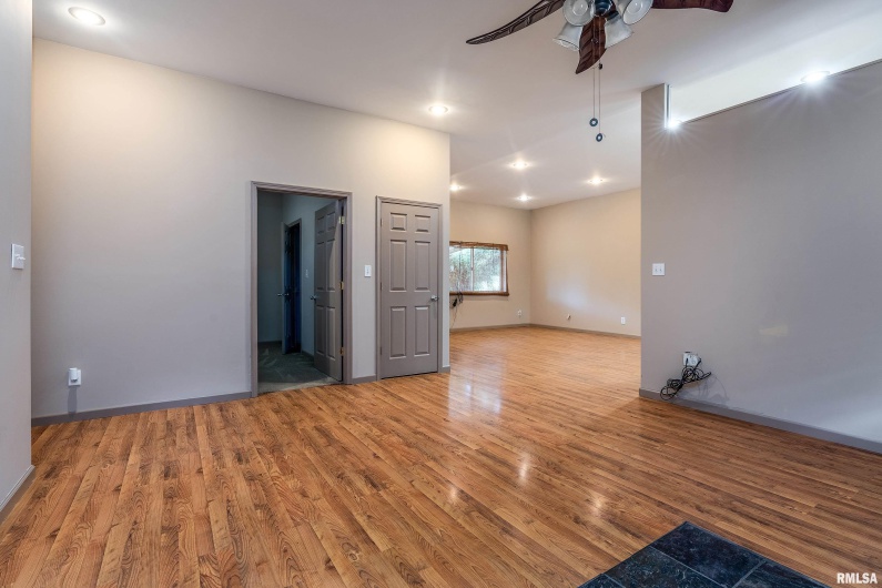 2 Jungle Road, Murphysboro, Illinois 62966, 2 Bedrooms Bedrooms, 0 ,1 BathroomBathrooms,Residential,For Sale,Jungle,0,RMAEB459253