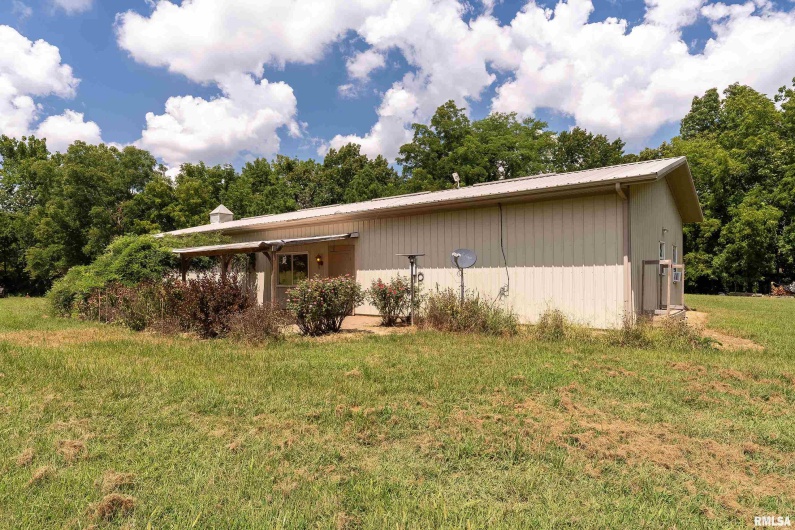2 Jungle Road, Murphysboro, Illinois 62966, 2 Bedrooms Bedrooms, 0 ,1 BathroomBathrooms,Residential,For Sale,Jungle,0,RMAEB459253