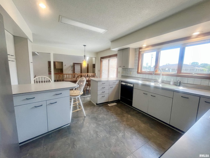 9 BRIAN Drive, Metropolis, Illinois 62960, 5 Bedrooms Bedrooms, 0 ,3 BathroomsBathrooms,Residential,For Sale,BRIAN,0,RMAEB459254