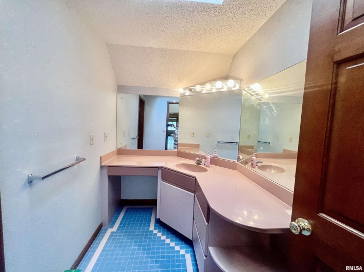 9 BRIAN Drive, Metropolis, Illinois 62960, 5 Bedrooms Bedrooms, 0 ,3 BathroomsBathrooms,Residential,For Sale,BRIAN,0,RMAEB459254