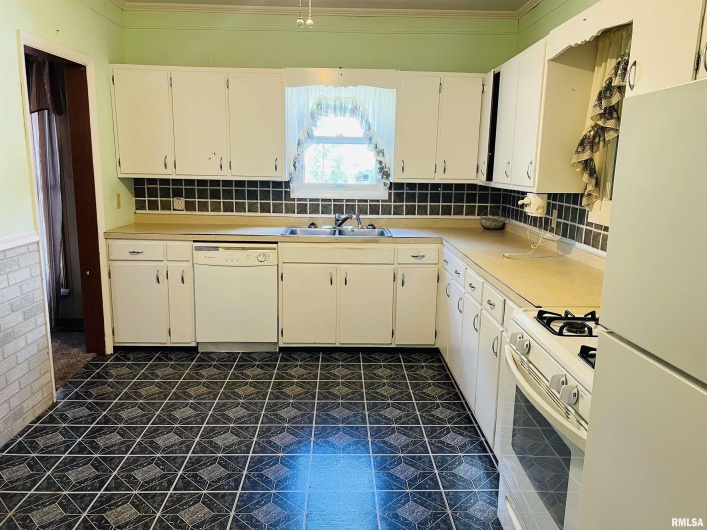 1220 LINCOLN Street, Eldorado, Illinois 62930, 3 Bedrooms Bedrooms, 0 ,1 BathroomBathrooms,Residential,For Sale,LINCOLN,0,RMAEB459275