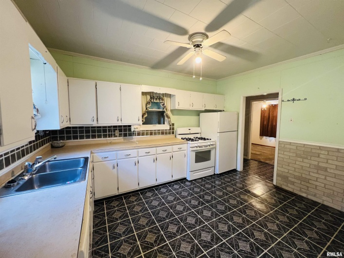 1220 LINCOLN Street, Eldorado, Illinois 62930, 3 Bedrooms Bedrooms, 0 ,1 BathroomBathrooms,Residential,For Sale,LINCOLN,0,RMAEB459275
