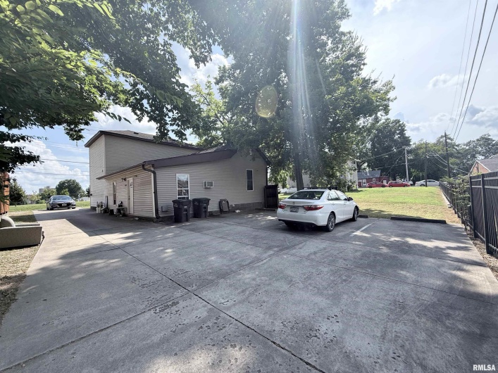 304 COLLEGE Street, Carbondale, Illinois 62901, 0 , 0 ,0,Residential Income,For Sale,COLLEGE,0,RMAEB459284