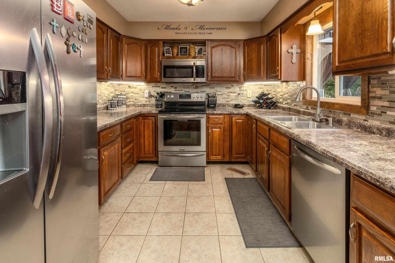1302 FOSSE Road, Marion, Illinois 62959, 3 Bedrooms Bedrooms, 0 ,2 BathroomsBathrooms,Residential,For Sale,FOSSE,0,RMAQC4266459