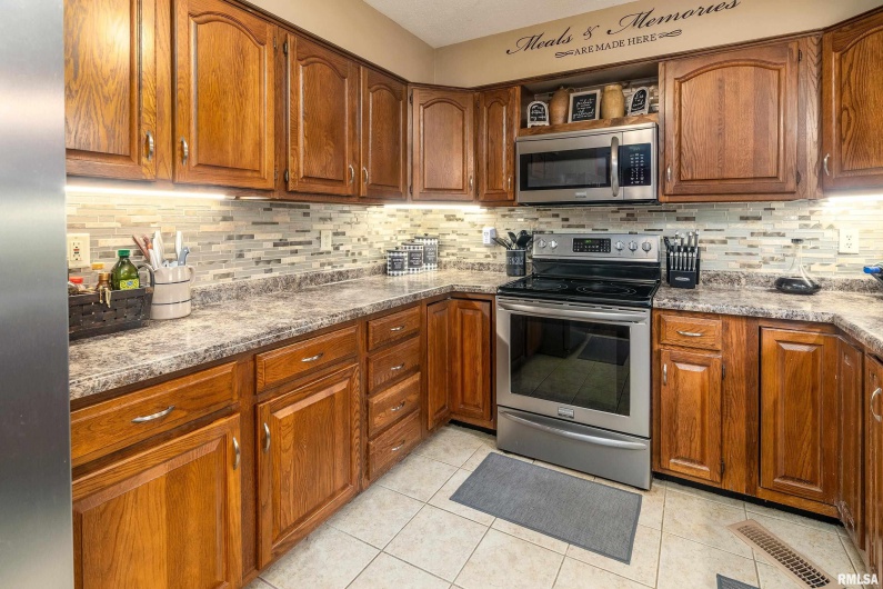 1302 FOSSE Road, Marion, Illinois 62959, 3 Bedrooms Bedrooms, 0 ,2 BathroomsBathrooms,Residential,For Sale,FOSSE,0,RMAQC4266459