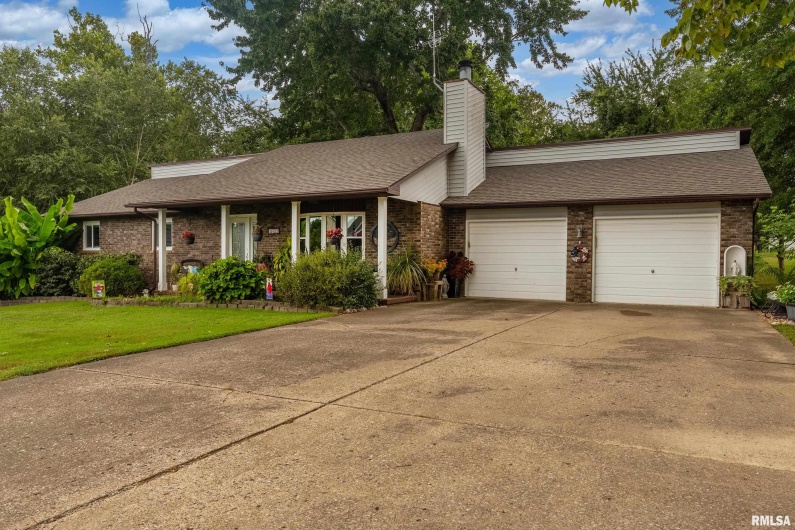 1302 FOSSE Road, Marion, Illinois 62959, 3 Bedrooms Bedrooms, 0 ,2 BathroomsBathrooms,Residential,For Sale,FOSSE,0,RMAQC4266459