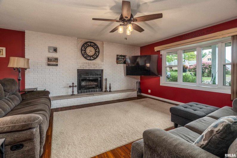 1302 FOSSE Road, Marion, Illinois 62959, 3 Bedrooms Bedrooms, 0 ,2 BathroomsBathrooms,Residential,For Sale,FOSSE,0,RMAQC4266459