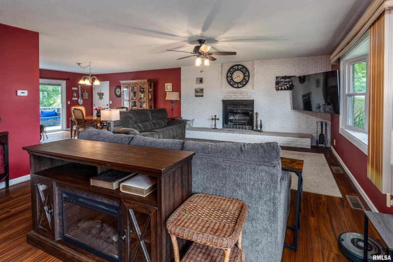 1302 FOSSE Road, Marion, Illinois 62959, 3 Bedrooms Bedrooms, 0 ,2 BathroomsBathrooms,Residential,For Sale,FOSSE,0,RMAQC4266459