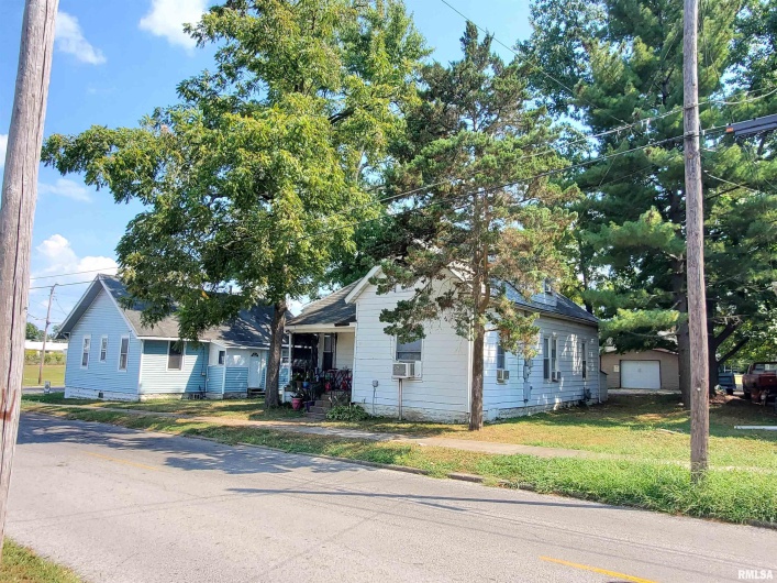 303 SYCAMORE Street, Carbondale, Illinois 62901, 2 Bedrooms Bedrooms, 0 ,1 BathroomBathrooms,Residential,For Sale,SYCAMORE,0,RMAEB459312