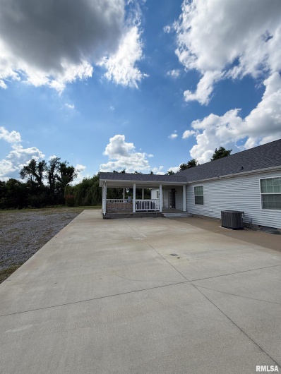 8860 Shawnee Hill Road, Shawneetown, Illinois 62946, 3 Bedrooms Bedrooms, 0 ,2 BathroomsBathrooms,Residential,For Sale,Shawnee Hill,0,RMAEB459314