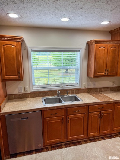 8860 Shawnee Hill Road, Shawneetown, Illinois 62946, 3 Bedrooms Bedrooms, 0 ,2 BathroomsBathrooms,Residential,For Sale,Shawnee Hill,0,RMAEB459314