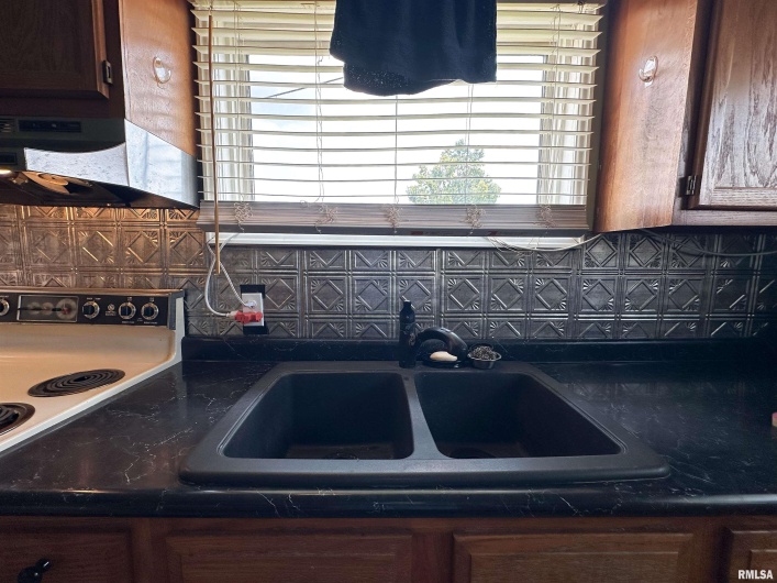 105 27TH Street, Herrin, Illinois 62948, 2 Bedrooms Bedrooms, 0 ,1 BathroomBathrooms,Residential,For Sale,27TH,0,RMAEB459319