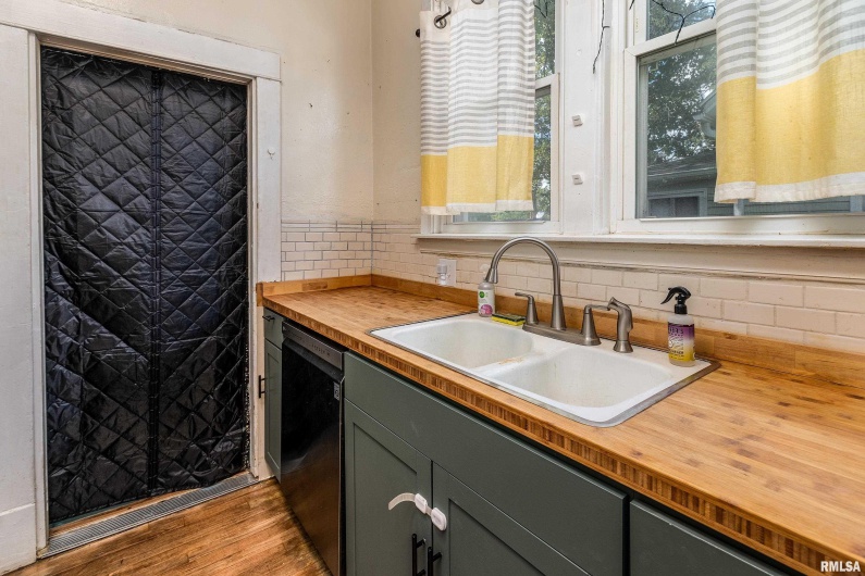 104 SPRINGER Street, Carbondale, Illinois 62901, 1 Bedroom Bedrooms, 0 ,1 BathroomBathrooms,Residential,For Sale,SPRINGER,0,RMAEB459325
