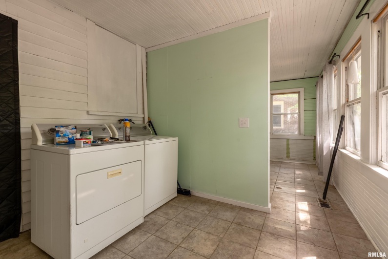 104 SPRINGER Street, Carbondale, Illinois 62901, 1 Bedroom Bedrooms, 0 ,1 BathroomBathrooms,Residential,For Sale,SPRINGER,0,RMAEB459325