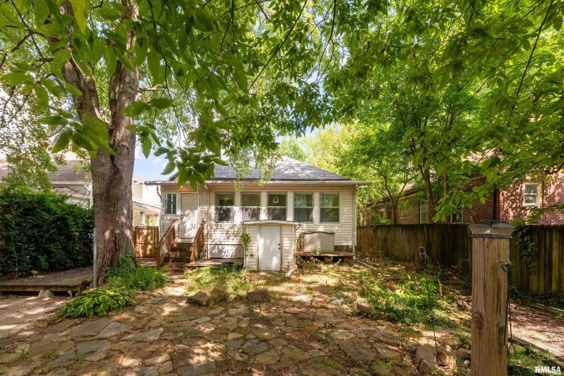 104 SPRINGER Street, Carbondale, Illinois 62901, 1 Bedroom Bedrooms, 0 ,1 BathroomBathrooms,Residential,For Sale,SPRINGER,0,RMAEB459325