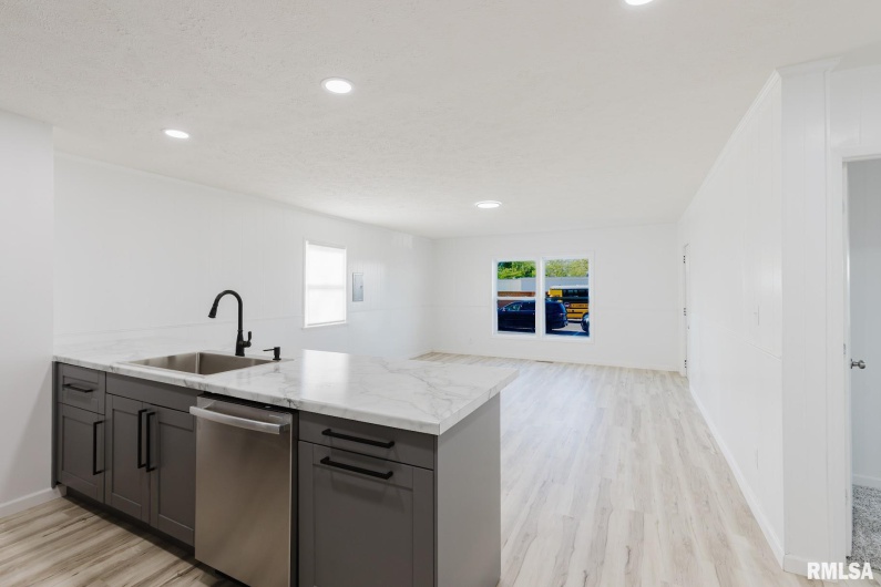 800 Reeves Street, Marion, Illinois 62959, 3 Bedrooms Bedrooms, 0 ,2 BathroomsBathrooms,Residential,For Sale,Reeves,0,RMAEB457101