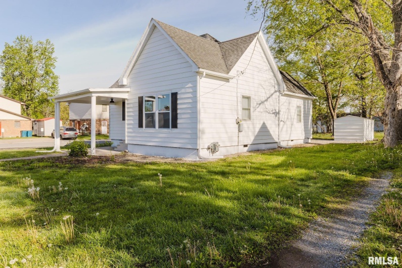 800 Reeves Street, Marion, Illinois 62959, 3 Bedrooms Bedrooms, 0 ,2 BathroomsBathrooms,Residential,For Sale,Reeves,0,RMAEB457101