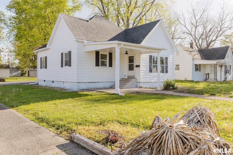 800 Reeves Street, Marion, Illinois 62959, 3 Bedrooms Bedrooms, 0 ,2 BathroomsBathrooms,Residential,For Sale,Reeves,0,RMAEB457101
