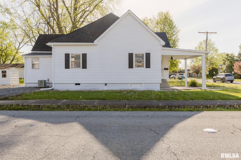 800 Reeves Street, Marion, Illinois 62959, 3 Bedrooms Bedrooms, 0 ,2 BathroomsBathrooms,Residential,For Sale,Reeves,0,RMAEB457101