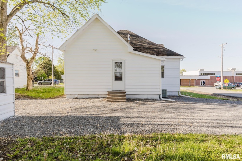 800 Reeves Street, Marion, Illinois 62959, 3 Bedrooms Bedrooms, 0 ,2 BathroomsBathrooms,Residential,For Sale,Reeves,0,RMAEB457101