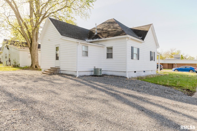 800 Reeves Street, Marion, Illinois 62959, 3 Bedrooms Bedrooms, 0 ,2 BathroomsBathrooms,Residential,For Sale,Reeves,0,RMAEB457101