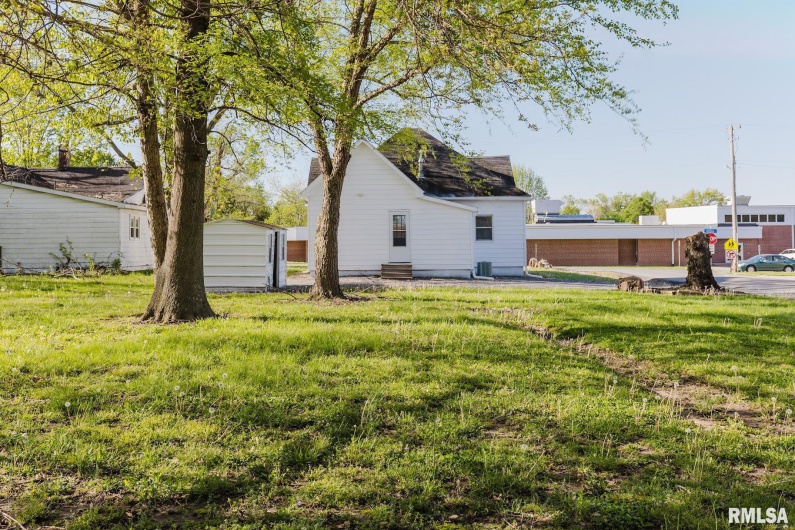 800 Reeves Street, Marion, Illinois 62959, 3 Bedrooms Bedrooms, 0 ,2 BathroomsBathrooms,Residential,For Sale,Reeves,0,RMAEB457101