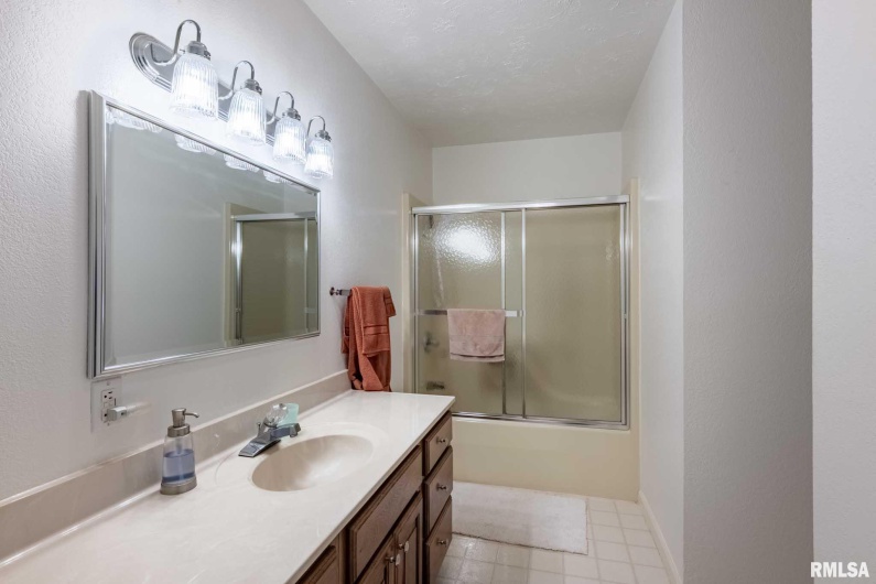 1000 MEADOWLARK Drive, Carterville, Illinois 62918, 3 Bedrooms Bedrooms, 0 ,2 BathroomsBathrooms,Residential,For Sale,MEADOWLARK,0,RMAQC4266542