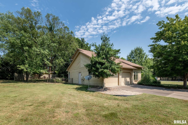 1000 MEADOWLARK Drive, Carterville, Illinois 62918, 3 Bedrooms Bedrooms, 0 ,2 BathroomsBathrooms,Residential,For Sale,MEADOWLARK,0,RMAQC4266542