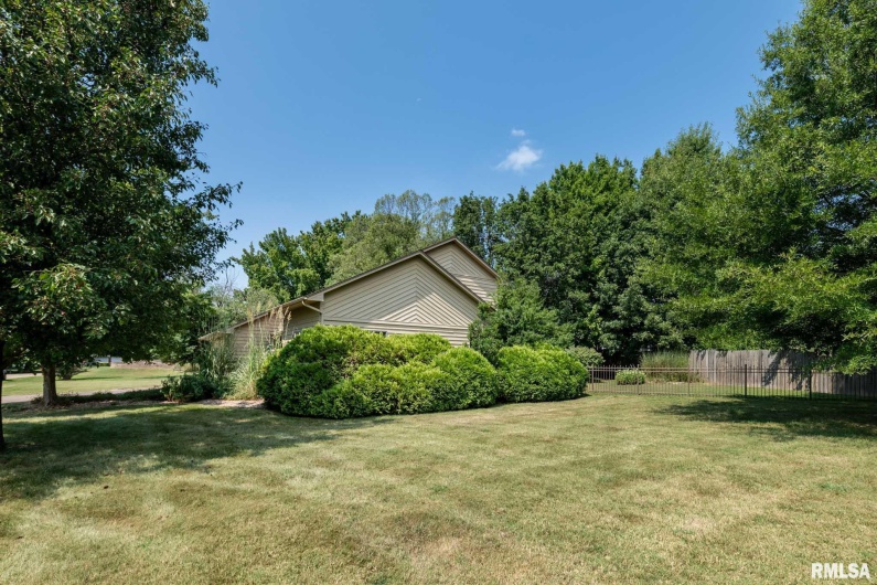 1000 MEADOWLARK Drive, Carterville, Illinois 62918, 3 Bedrooms Bedrooms, 0 ,2 BathroomsBathrooms,Residential,For Sale,MEADOWLARK,0,RMAQC4266542