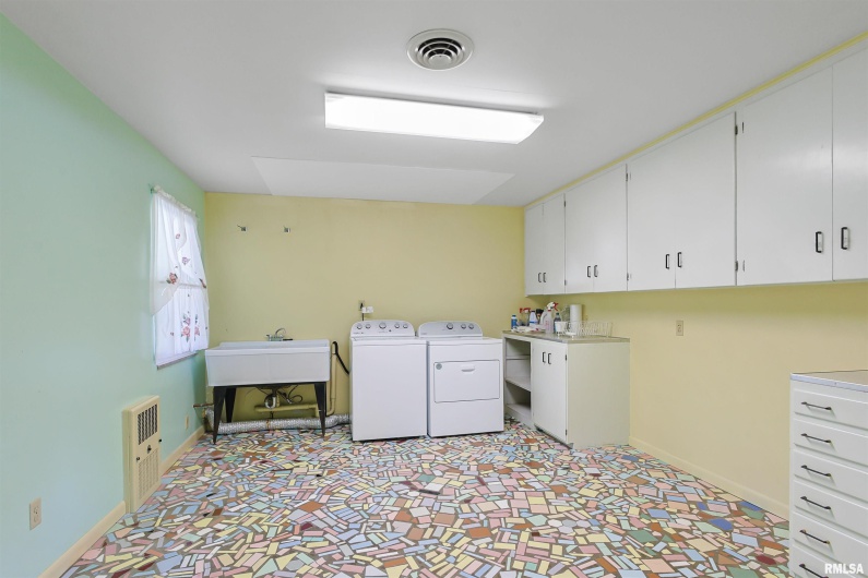 603 MAIN Street, Carrier Mills, Illinois 62917, 3 Bedrooms Bedrooms, 0 ,2 BathroomsBathrooms,Residential,For Sale,MAIN,0,RMAEB459341