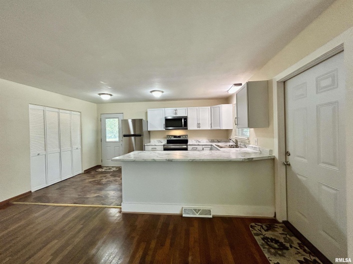 1504 GRAND Avenue, Carbondale, Illinois 62902, 3 Bedrooms Bedrooms, 0 ,1 BathroomBathrooms,Residential,For Sale,GRAND,0,RMAEB459348