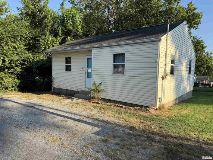 301 LEWIS Street, Vienna, Illinois 62995-0000, 2 Bedrooms Bedrooms, 0 ,1 BathroomBathrooms,Residential,For Sale,LEWIS,0,RMAEB459351