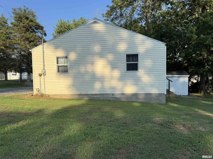 301 LEWIS Street, Vienna, Illinois 62995-0000, 2 Bedrooms Bedrooms, 0 ,1 BathroomBathrooms,Residential,For Sale,LEWIS,0,RMAEB459351