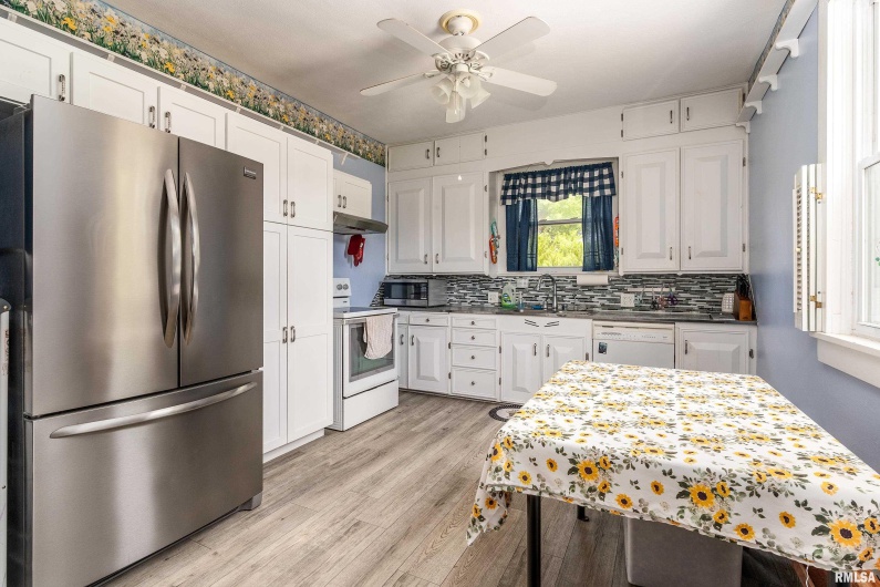 640 11TH Street, Murphysboro, Illinois 62966, 3 Bedrooms Bedrooms, 0 ,2 BathroomsBathrooms,Residential,For Sale,11TH,0,RMAEB459360