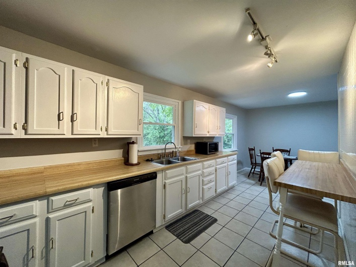 1275 PARK Street, Carbondale, Illinois 62901, 3 Bedrooms Bedrooms, 0 ,2 BathroomsBathrooms,Residential,For Sale,PARK,0,RMAEB459361